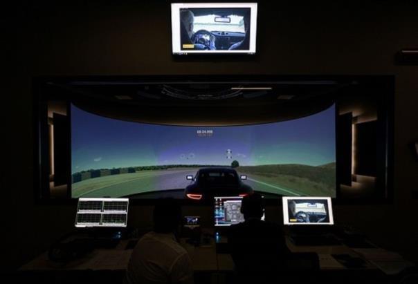 Blick aus dem Kontrollraum auf den neuen Simulator von Pirelli.